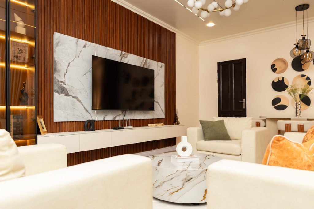 Living room TV displaying live sports for the best streaming apps for live tv 2026